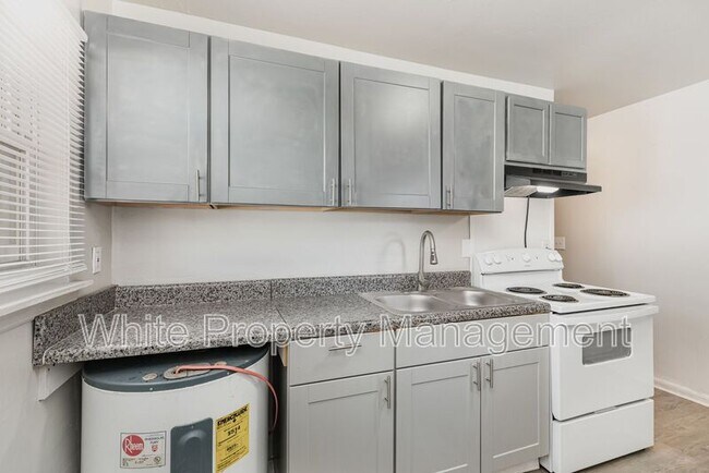 Building Photo - 2317 Julia Ave