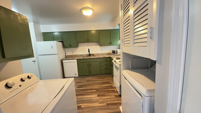 Building Photo - Spacious 3-Bedroom Norfolk Townhome with In-Unit Laundry and Fenced Outdoor Space