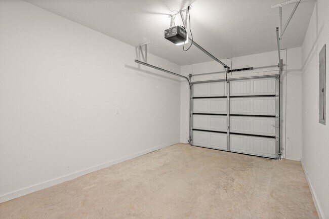 Building Photo - 581 W Pickens Rd