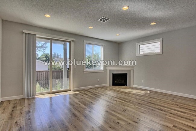 Building Photo - 3 Bed,2.5 Bath Townhome at the Landing At ...