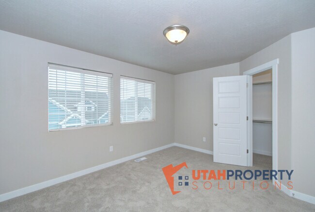 Building Photo - 5002 Evergreen Ln