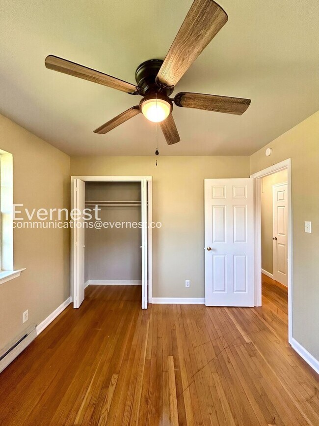 Building Photo - 3 Bed, 1.5 Bath Home with Off-Street Parking / Pet-Friendly / Available Now!
