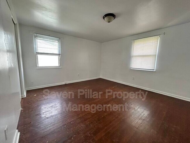 Building Photo - 339 S Napoleon Ave