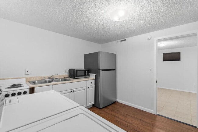 Building Photo - Charming Basement Apartment with Modern Finishes and Flat-Rate Utilities