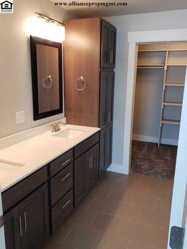 Building Photo - Beautiful Large 4bd/2.5ba 2332sqft home in The Lakes Subdivision