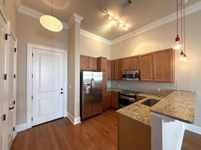 Building Photo - Lovely Condo in Tranquil Court