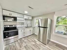 Building Photo - 2527 Lynner Dr