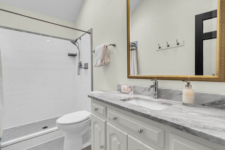 Upstairs FULL Bathroom - 2142 Golfview Dr