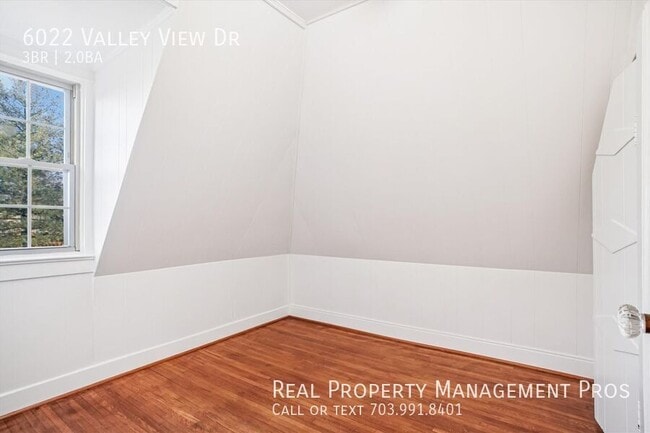 Building Photo - 6022 Valley View Dr