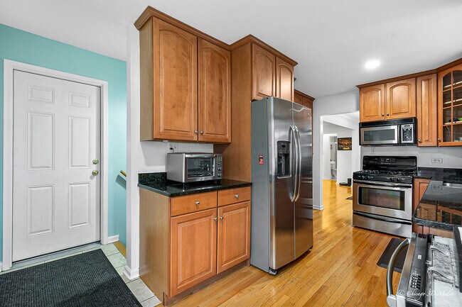 Building Photo - 5844 N Lacey Ave