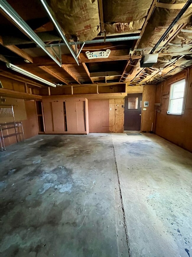 Building Photo - Charming 3-Bedroom Home with Spacious Layo...