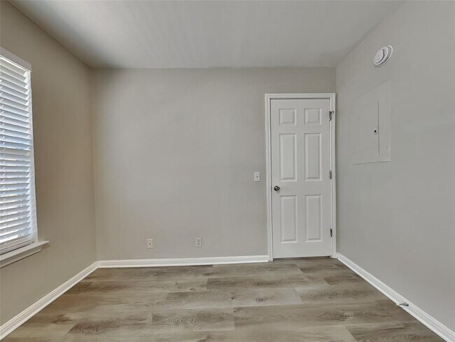 Building Photo - 501 Tobin Dr