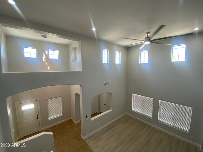 Building Photo - 4909 E Colonial Dr