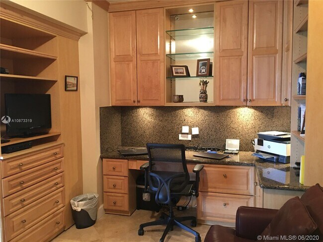 Building Photo - 100 S Birch Rd