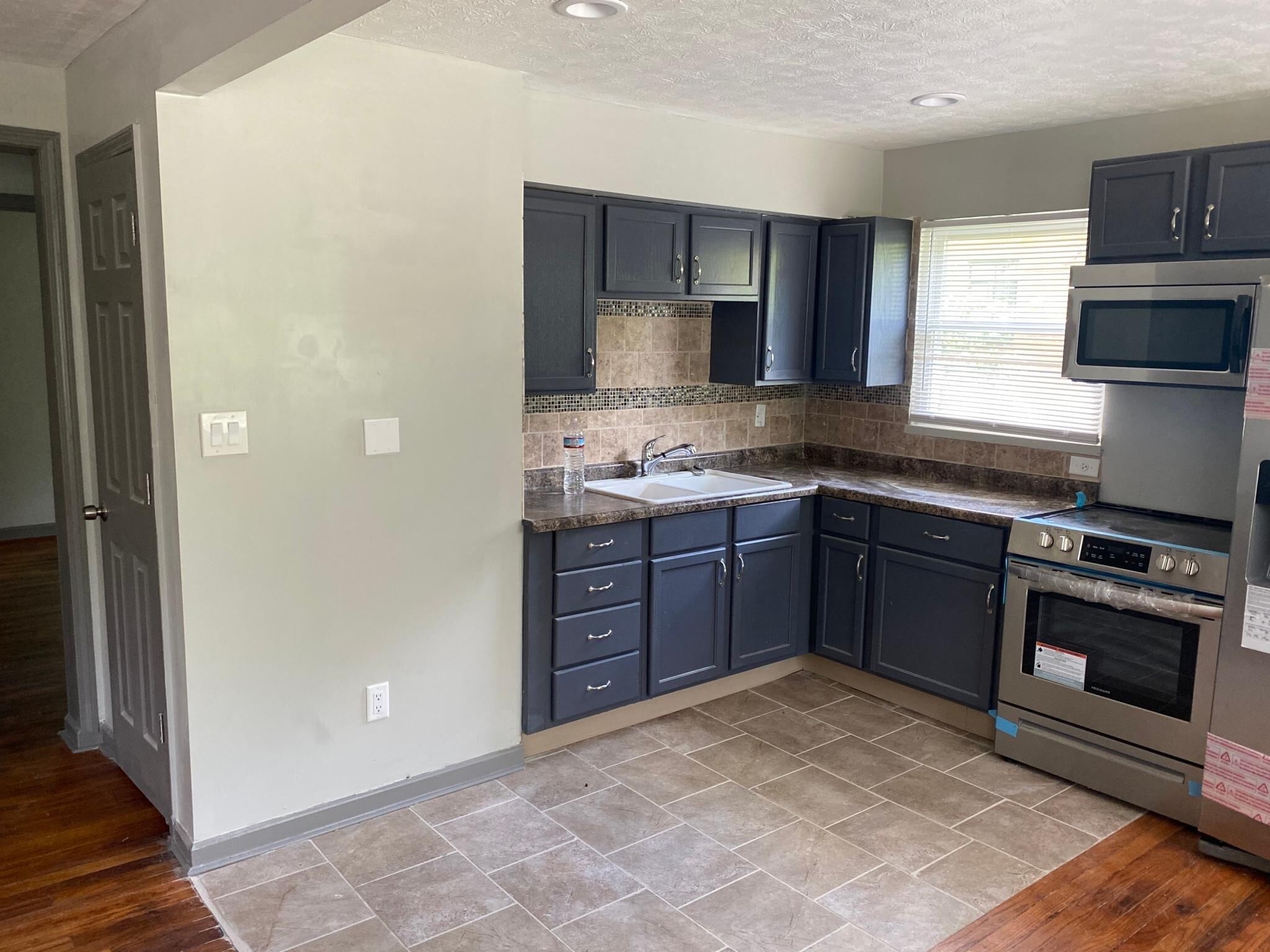 Building Photo - 412 W Parkwood Dr