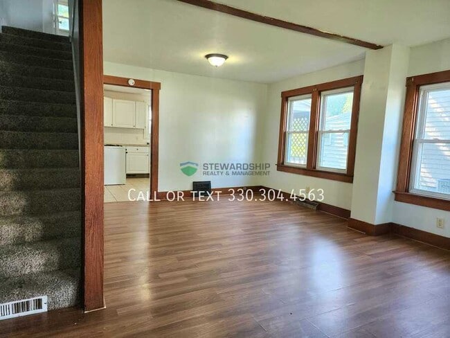 Building Photo - 461 Elson St