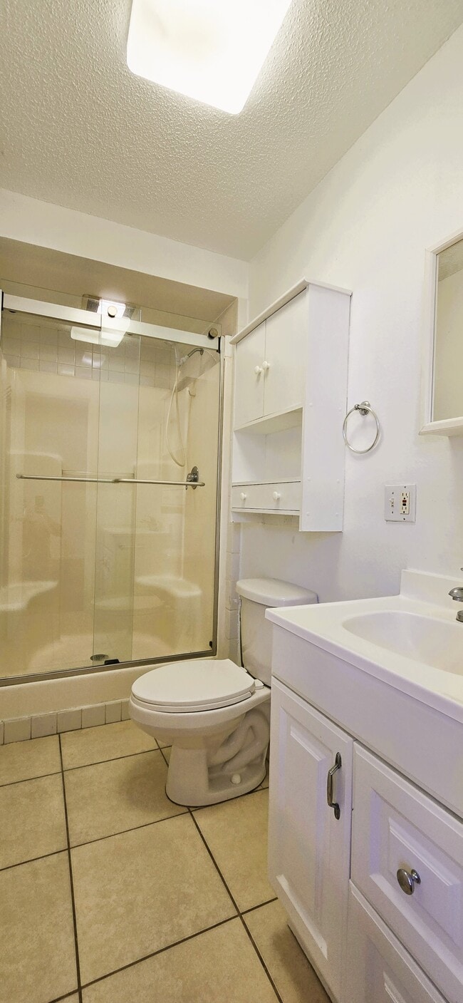 Building Photo - 10 Lynne Ln