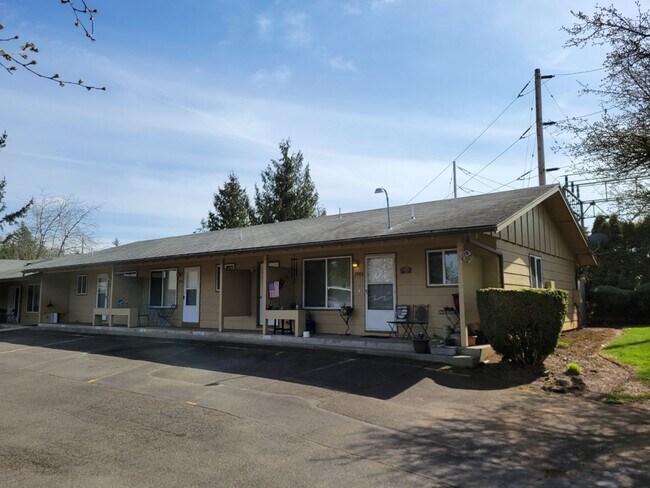 Building Photo - Rent Special: 1/2 Off January - Ground Level 2 Bed 1 Bath W/ Air Conditioning