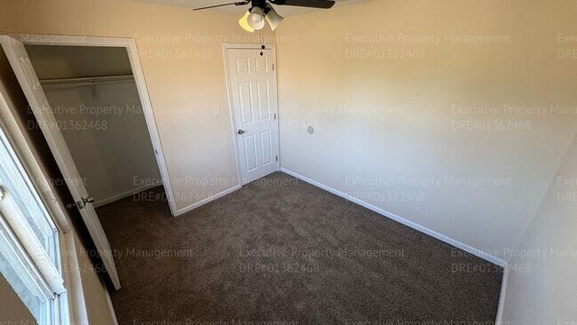 Building Photo - 3 bedroom/ 1.5 bathroom townhome