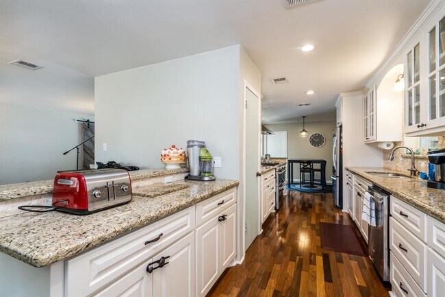 Building Photo - 9127 Highcrest Dr