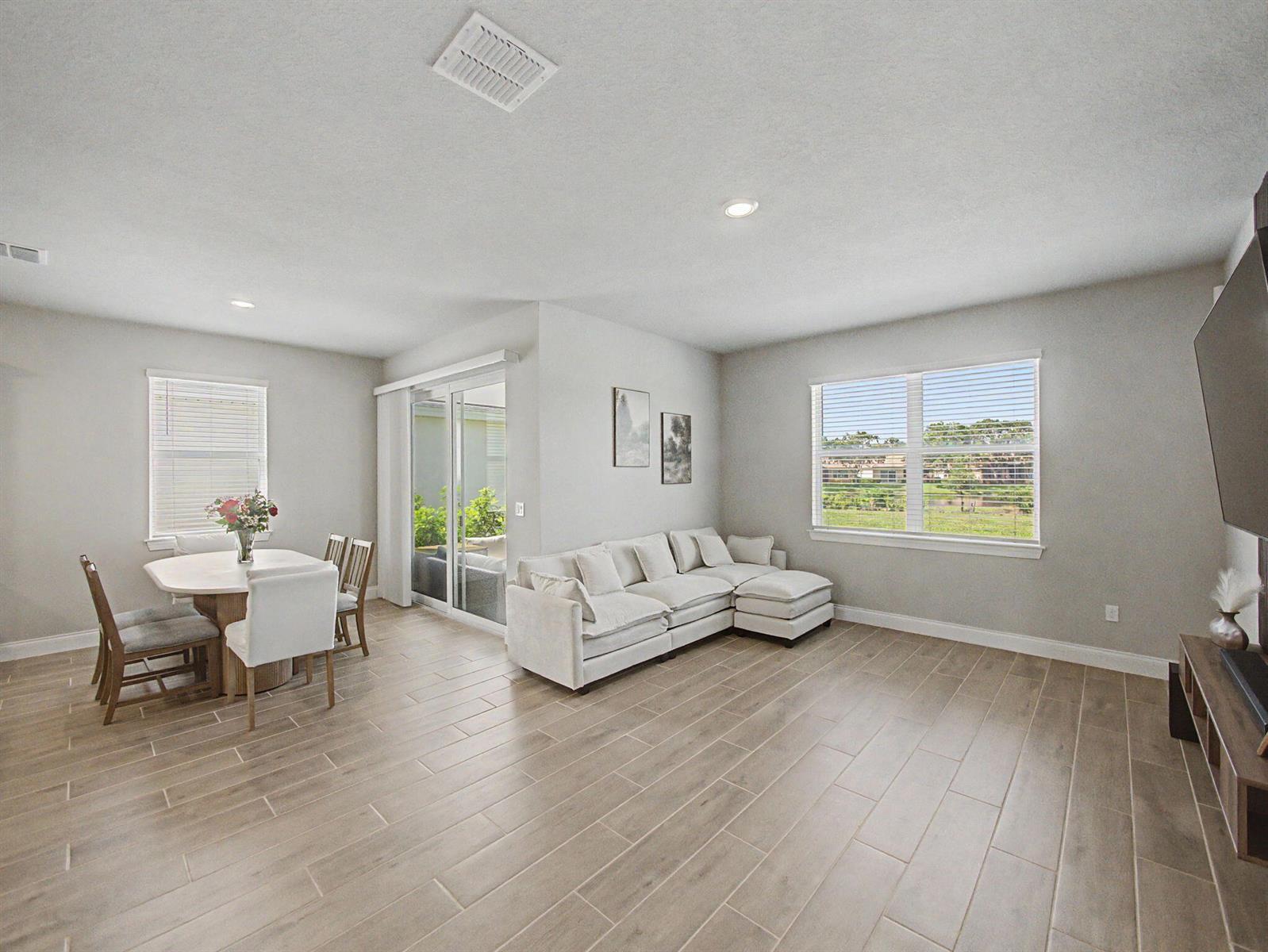 Building Photo - 9049 Dahlia Cir