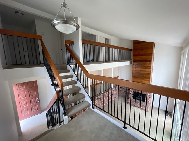 Building Photo - 2506 Levante St