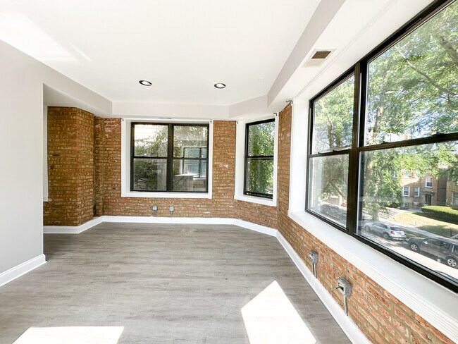 Building Photo - 6410 N Hoyne Ave