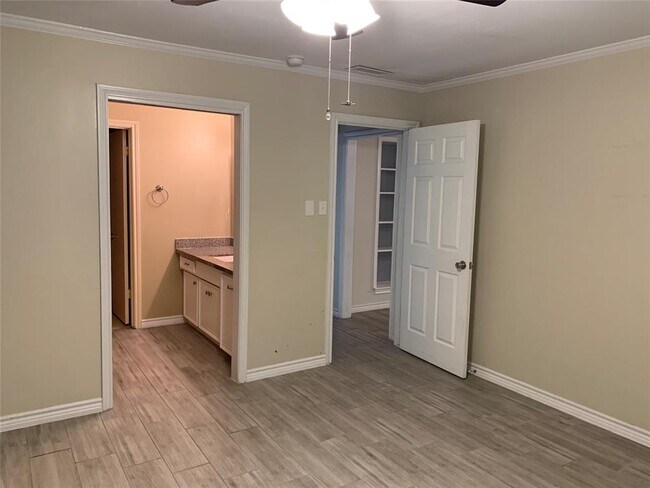 Building Photo - 1817 Saxony Ln