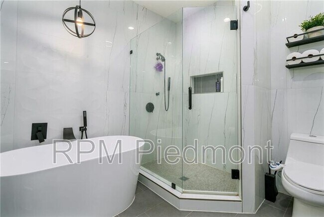 Building Photo - 220 Renaissance Pkwy NE