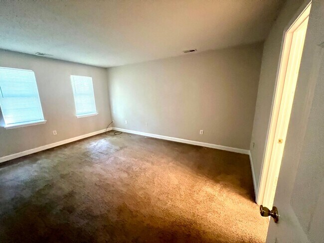 Building Photo - 824 Northwood Dr