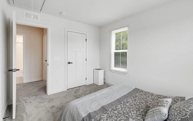 Building Photo - 4 Connaught Ct