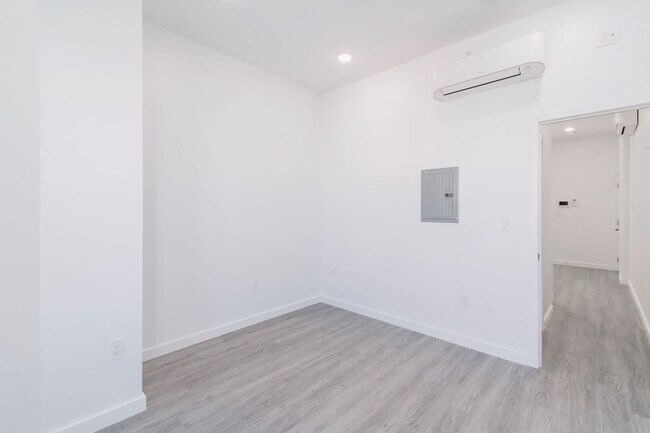 Building Photo - New! Renovated & Modern Apartment
