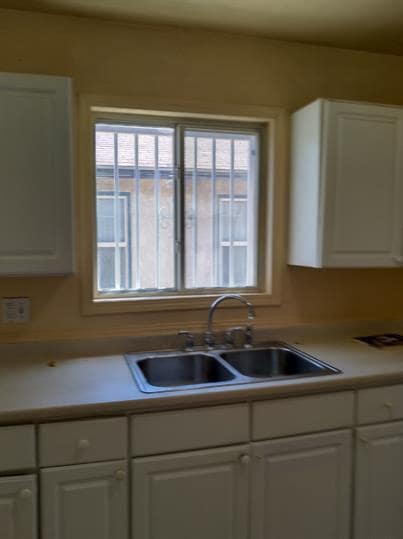 Building Photo - Comfortable 3-Bedroom Rental with Stylish Laminate Flooring