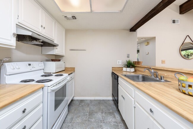 Building Photo - 2 bed 1 bath home w/ garage and yard, biki...