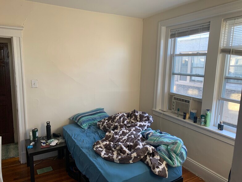 Building Photo - 245 Kelton St