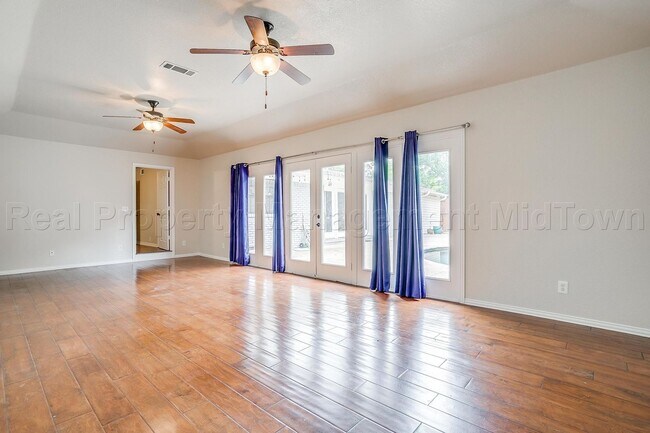 Building Photo - 1813 Thomas Pl
