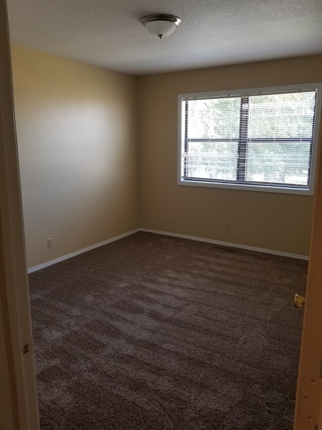 Building Photo - Townhome with a fireplace