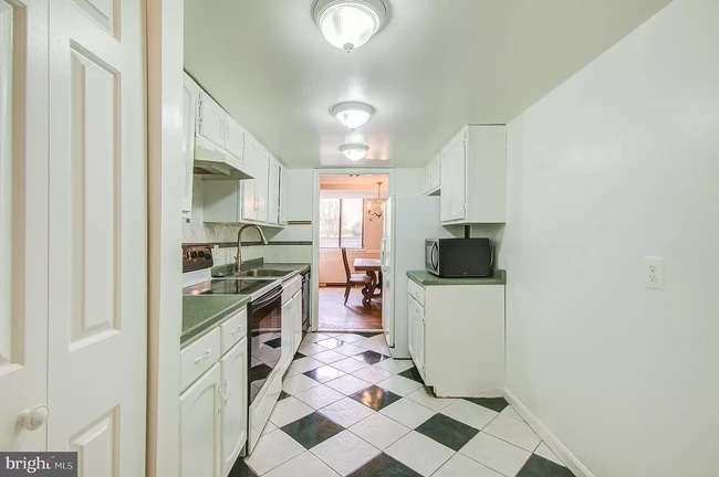 Kitchen - 118 Monroe St