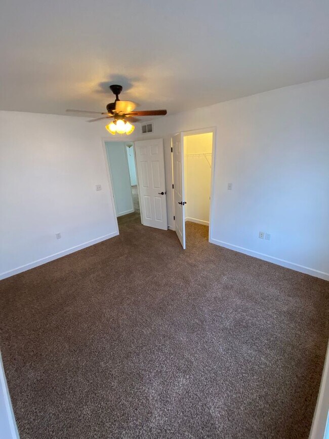 Building Photo - Beautiful 4 Bedroom, 3 Bathroom Split Leve...