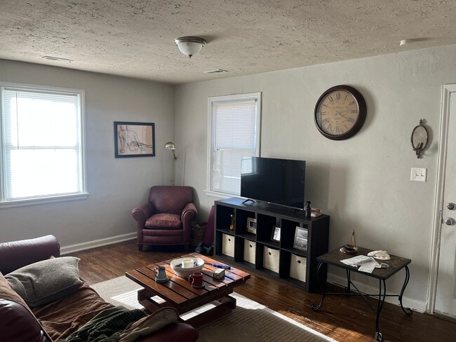 Building Photo - 2-bedroom 1 bath cottage