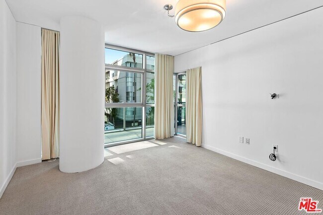 Building Photo - 13650 Marina Pointe Dr