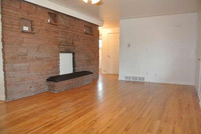 Building Photo - 2 bedroom/1 bathroom