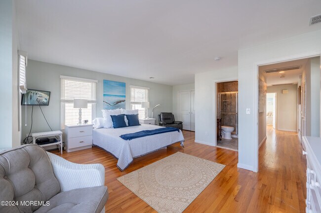 Building Photo - 409 6th Ave