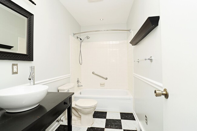 Building Photo - Move-in Ready End-Unit Stonehenge Townhome