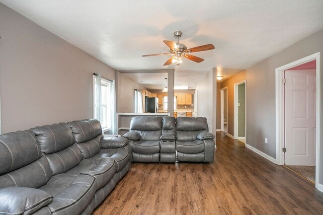 Building Photo - 3 Bed home in Carthage with large basement!