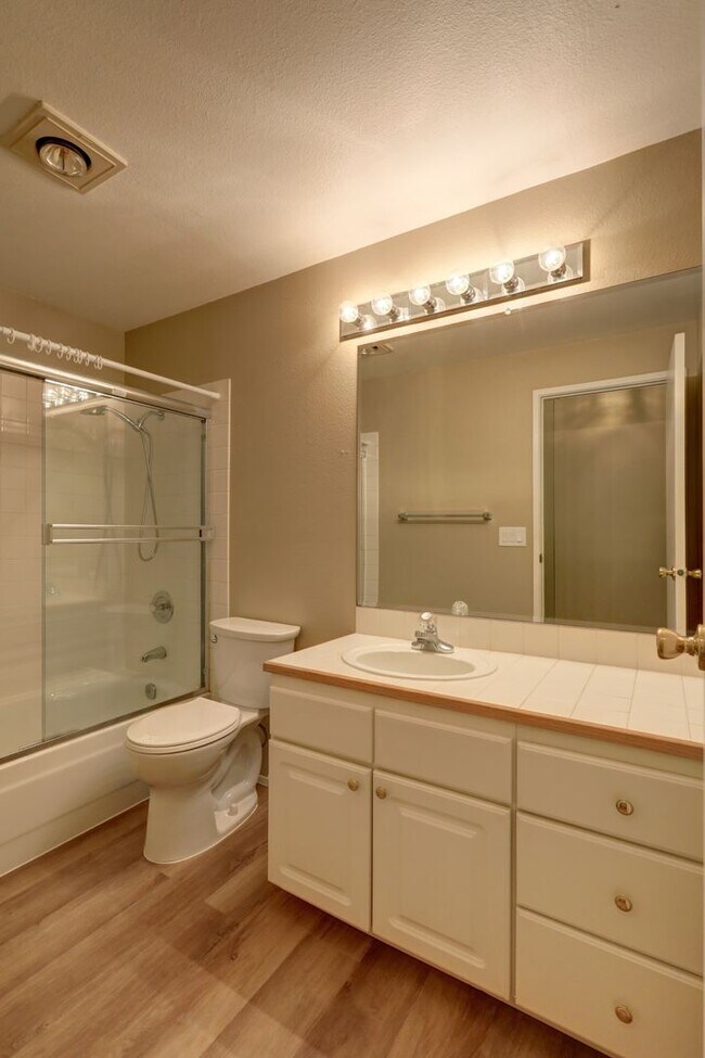 Building Photo - 2 Bedroom Ground Floor Condo in the Heart of Woodinville!