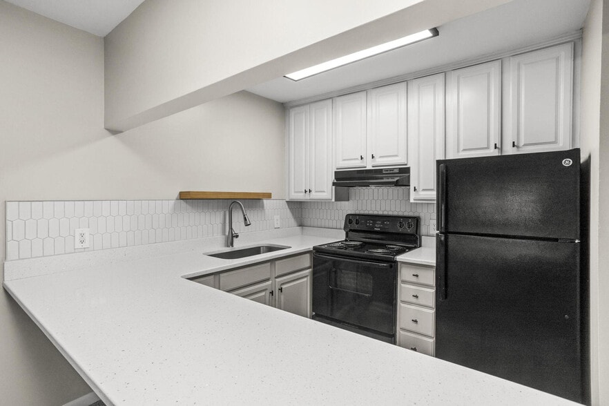 Upgraded 1 Bedroom Kitchen - Belmont Place Apartments