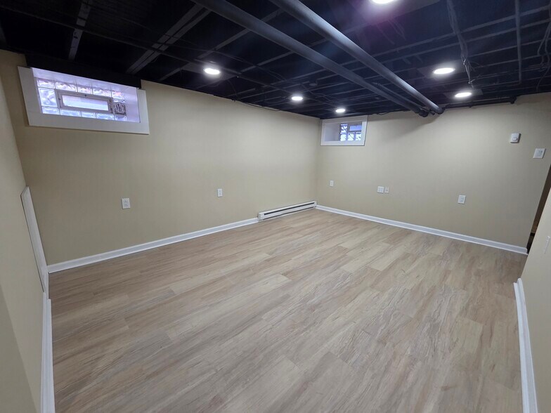 Building Photo - 2450 Mansfield Ave