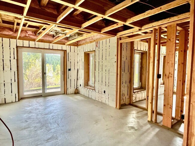 Building Photo - Roslyn Charmer