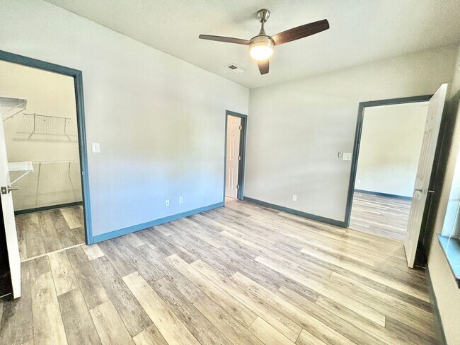 Building Photo - Riverwalk Condo - Pool Access